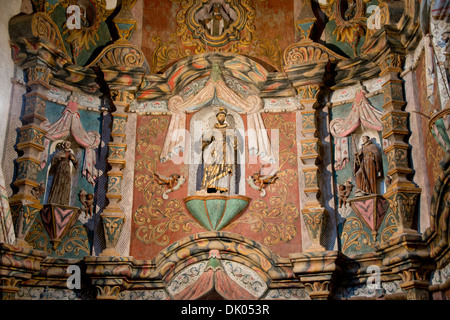 In Arizona, Tuscon. Historic moresco, bizantino e stile messicano missione francescana di San Xavier del Bac, c. 1783 a 1797. Interno. Foto Stock