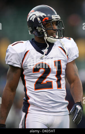 Dic. 19, 2010 - Oakland, in California, Stati Uniti d'America - Denver Broncos cornerback Andre' Goodman (21) si riscalda prima di NFL Game tra Oakland Raiders e Denver Broncos a Oakland-Alameda County Coliseum. I raider battere i Broncos 39-23. (Credito Immagine: © Matt Cohen/Southcreek globale/ZUMAPRESS.com) Foto Stock