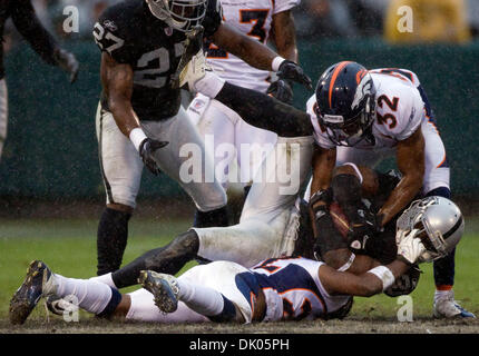 Dic. 19, 2010 - Oakland, la California, Stati Uniti - Gioco di azione tra Oakland Raiders e Denver Broncos. (Credito Immagine: © William Mancebo/ZUMAPRESS.com) Foto Stock