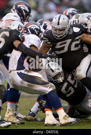 Dic. 19, 2010 - Oakland, la California, Stati Uniti - Gioco di azione tra Oakland Raiders e Denver Broncos. (Credito Immagine: © William Mancebo/ZUMAPRESS.com) Foto Stock