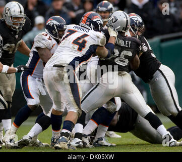 Dic. 19, 2010 - Oakland, la California, Stati Uniti - Azione di gioco tra la Comunity Oakland Raiders e Denver Broncos. (Credito Immagine: © William Mancebo/ZUMAPRESS.com) Foto Stock