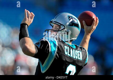 Dic. 19, 2010 - Charlotte, North Carolina, Stati Uniti d'America - Carolina Panthers quarterback Jimmy Clausen (2) scende di nuovo per passare.Panthers sconfiggere i Cardinali 19-12 presso la Bank of America Stadium a Charlotte nella Carolina del Nord. (Credito Immagine: © Anthony Barham/Southcreek globale/ZUMAPRESS.com) Foto Stock