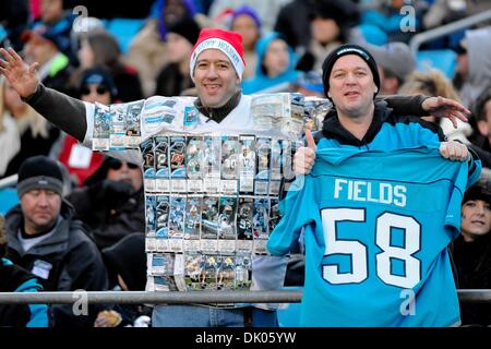 Dic. 19, 2010 - Charlotte, North Carolina, Stati Uniti d'America - Carolina Panthers fan posano per una foto.Panthers sconfiggere i Cardinali 19-12 presso la Bank of America Stadium a Charlotte nella Carolina del Nord. (Credito Immagine: © Anthony Barham/Southcreek globale/ZUMAPRESS.com) Foto Stock