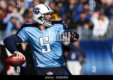 Dic. 19, 2010 - Nashville, Tennessee, Stati Uniti d'America - Tennessee Titans quarterback Kerry Collins (5) scende di nuovo a passare. I Titani sconfitti i Texans 31-17 nel gioco a LP Field a Nashville, nel Tennessee. (Credito Immagine: © Mitch Jones/Southcreek globale/ZUMAPRESS.com) Foto Stock