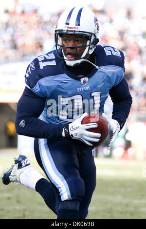 Dic. 19, 2010 - Nashville, Tennessee, Stati Uniti d'America - Tennessee Titans running back Javon suoneria (21) precipita per un touchdown. I Titani sconfitti i Texans 31-17 nel gioco a LP Field a Nashville, nel Tennessee. (Credito Immagine: © Mitch Jones/Southcreek globale/ZUMAPRESS.com) Foto Stock