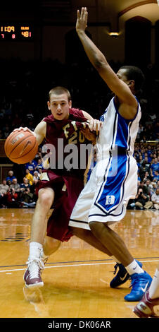 20 dicembre 2010 - Durham, North Carolina, Stati Uniti - Elon Phoenix guard Isenbarger Jack (20) rigido figlio del duca diavoli blu guard Tyler Thornton (3). Duke batte Elon 98-72 a Cameron Indoor Stadium (credito Immagine: © Mark Abbott/Southcreek globale/ZUMAPRESS.com) Foto Stock