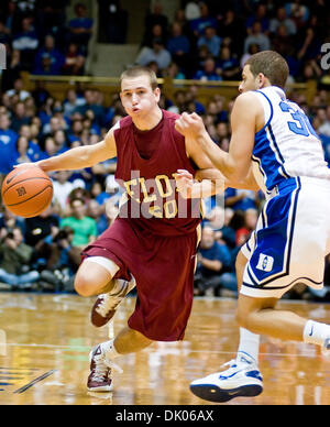 20 dicembre 2010 - Durham, North Carolina, Stati Uniti - il duca diavoli blu guard Andre Dawkins (20) aziona il duca diavoli blu guard Seth Curry (30). Duke batte Elon 98-72 a Cameron Indoor Stadium (credito Immagine: © Mark Abbott/Southcreek globale/ZUMAPRESS.com) Foto Stock