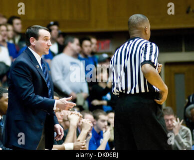 20 dicembre 2010 - Durham, North Carolina, Stati Uniti - Duke capo allenatore Mike Krzyzewski domande di una chiamata. Duke batte Elon 98-72 a Cameron Indoor Stadium (credito Immagine: © Mark Abbott/Southcreek globale/ZUMAPRESS.com) Foto Stock