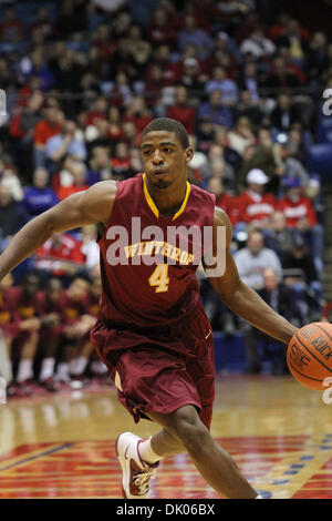 20 dicembre 2010 - Gli accordi di Dayton, Ohio, Stati Uniti - Winthrop Eagles guard Reggie Middleton (4) porta la sfera upcourt nella prima metà del gioco tra Winthrop e gli accordi di Dayton all'UD Arena, Dayton, Ohio. Dayton Winthrop conduce a metà 39-27 (credito Immagine: © Scott Stuart/Southcreek globale/ZUMAPRESS.com) Foto Stock