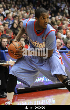 20 dicembre 2010 - Gli accordi di Dayton, Ohio, Stati Uniti - Volantini di Dayton guard Paul Williams (22) guarda per un uomo aperto nella seconda metà del gioco tra Winthrop e gli accordi di Dayton all'UD Arena, Dayton, Ohio. Gli accordi di Dayton sconfitto Winthrop 73-58 (credito Immagine: © Scott Stuart/Southcreek globale/ZUMAPRESS.com) Foto Stock