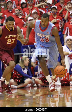 20 dicembre 2010 - Gli accordi di Dayton, Ohio, Stati Uniti - Volantini di Dayton in avanti Chris Wright (33) porta la palla fino corte nella seconda metà del gioco tra Winthrop e gli accordi di Dayton all'UD Arena, Dayton, Ohio. Gli accordi di Dayton sconfitto Winthrop 73-58 (credito Immagine: © Scott Stuart/Southcreek globale/ZUMAPRESS.com) Foto Stock