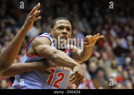 20 dicembre 2010 - Gli accordi di Dayton, Ohio, Stati Uniti - Volantini di Dayton guard Josh Parker (12) passa la palla nella seconda metà del gioco tra Winthrop e gli accordi di Dayton all'UD Arena, Dayton, Ohio. Gli accordi di Dayton sconfitto Winthrop 73-58 (credito Immagine: © Scott Stuart/Southcreek globale/ZUMAPRESS.com) Foto Stock