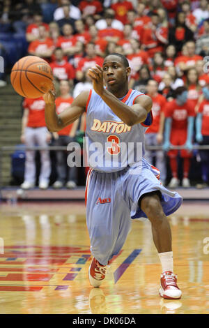 20 dicembre 2010 - Gli accordi di Dayton, Ohio, Stati Uniti - Volantini di Dayton guard Juwan Staten (3) passa la palla nella seconda metà del gioco tra Winthrop e gli accordi di Dayton all'UD Arena, Dayton, Ohio. Gli accordi di Dayton sconfitto Winthrop 73-58 (credito Immagine: © Scott Stuart/Southcreek globale/ZUMAPRESS.com) Foto Stock