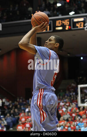 20 dicembre 2010 - Gli accordi di Dayton, Ohio, Stati Uniti - Volantini di Dayton in avanti Devin Oliver (5) scatta una jump shot nella seconda metà del gioco tra Winthrop e gli accordi di Dayton all'UD Arena, Dayton, Ohio. Gli accordi di Dayton sconfitto Winthrop 73-58 (credito Immagine: © Scott Stuart/Southcreek globale/ZUMAPRESS.com) Foto Stock