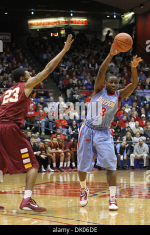 20 dicembre 2010 - Gli accordi di Dayton, Ohio, Stati Uniti - Volantini di Dayton guard Juwan Staten (3) passa la palla nella seconda metà del gioco tra Winthrop e gli accordi di Dayton all'UD Arena, Dayton, Ohio. Gli accordi di Dayton sconfitto Winthrop 73-58 (credito Immagine: © Scott Stuart/Southcreek globale/ZUMAPRESS.com) Foto Stock