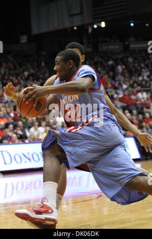 20 dicembre 2010 - Gli accordi di Dayton, Ohio, Stati Uniti - Volantini di Dayton guard Brandon Fante (32) rigidi per il cestello nella seconda metà del gioco tra Winthrop e gli accordi di Dayton all'UD Arena, Dayton, Ohio. Gli accordi di Dayton sconfitto Winthrop 73-58 (credito Immagine: © Scott Stuart/Southcreek globale/ZUMAPRESS.com) Foto Stock