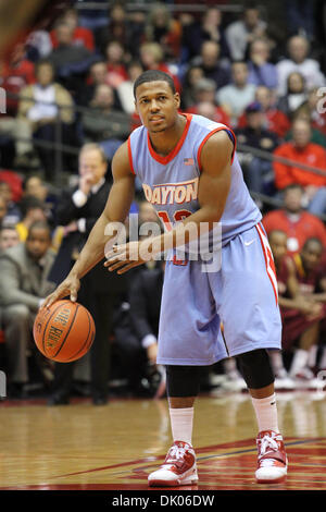 20 dicembre 2010 - Gli accordi di Dayton, Ohio, Stati Uniti - Volantini di Dayton guard Josh Parker (12) imposta il reato nella seconda metà del gioco tra Winthrop e gli accordi di Dayton all'UD Arena, Dayton, Ohio. Gli accordi di Dayton sconfitto Winthrop 73-58 (credito Immagine: © Scott Stuart/Southcreek globale/ZUMAPRESS.com) Foto Stock