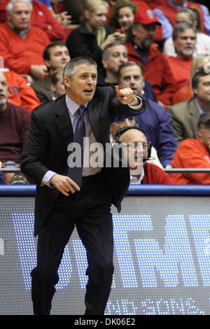 20 dicembre 2010 - Gli accordi di Dayton, Ohio, Stati Uniti - Volantini di Dayton Head Coach Brian Gregory esclamazioni istruzioni per il suo team nella seconda metà del gioco tra Winthrop e gli accordi di Dayton all'UD Arena, Dayton, Ohio. Gli accordi di Dayton sconfitto Winthrop 73-58 (credito Immagine: © Scott Stuart/Southcreek globale/ZUMAPRESS.com) Foto Stock