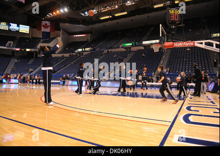 21 dicembre 2010 - Hartford, Connecticut, Stati Uniti d'America - Connecticut G Tiffany Hayes (3) si riscalda prima della partita tra il #1 Connecticut Huskies e #20 Florida State Seminoles presso il centro XL. (Credito Immagine: © Geoff Bolte/Southcreek globale/ZUMAPRESS.com) Foto Stock