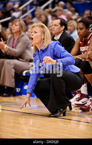 21 dicembre 2010 - Hartford, Connecticut, Stati Uniti d'America - Florida Stato head coach Sue Semrau dirige il suo team. A metà conduce Connecticut Florida State 54 - 27 presso il centro XL. (Credito Immagine: © Geoff Bolte/Southcreek globale/ZUMAPRESS.com) Foto Stock