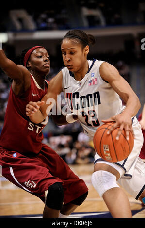 21 dicembre 2010 - Hartford, Connecticut, Stati Uniti d'America - Connecticut F Maya Moore (23) aziona la corsia contro Florida State G Hunnicutt cristiana (5). A metà conduce Connecticut Florida State 54 - 27 presso il centro XL. (Credito Immagine: © Geoff Bolte/Southcreek globale/ZUMAPRESS.com) Foto Stock