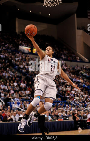 21 dicembre 2010 - Hartford, Connecticut, Stati Uniti - Connecticut avanti MAYA MOORE (23) rigature su una veloce pausa in prossimità della fine della metà. A metà conduce Connecticut Florida State 54 - 27 presso il centro XL. (Credito Immagine: © Geoff Bolte/Southcreek globale/ZUMAPRESS.com) Foto Stock