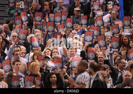 21 dicembre 2010 - Hartford, Connecticut, Stati Uniti d'America - Ventilatori tenere premuto fino ''89'' vince segni come sconfitte del Connecticut Florida Stato 93 - 62 presso il centro XL per vincere la loro 89gioco dritto un record NCAA. (Credito Immagine: © Geoff Bolte/Southcreek globale/ZUMAPRESS.com) Foto Stock