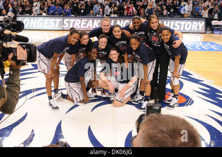 21 dicembre 2010 - Hartford, Connecticut, Stati Uniti d'America - di UConn Huskies posano per una foto del team dopo le sconfitte del Connecticut Florida Stato 93 - 62 presso il centro XL per vincere la loro 89gioco dritto un record NCAA. (Credito Immagine: © Geoff Bolte/Southcreek globale/ZUMAPRESS.com) Foto Stock