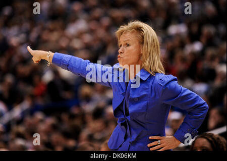 21 dicembre 2010 - Hartford, Connecticut, Stati Uniti d'America - Florida Stato head coach Sue Semrau è sconcertata durante la seconda metà del gioco. Sconfitte del Connecticut Florida Stato 93 - 62 presso il centro XL per vincere la loro 89gioco dritto un record NCAA. (Credito Immagine: © Geoff Bolte/Southcreek globale/ZUMAPRESS.com) Foto Stock