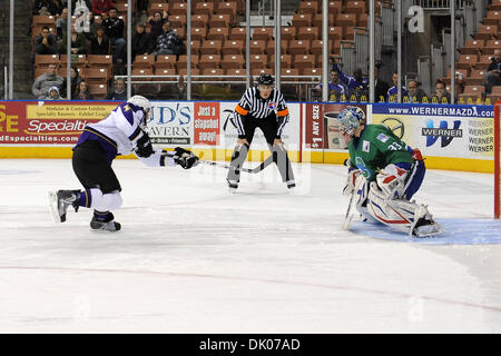 21 dicembre 2010 - Manchester, New Hampshire, Stati Uniti - AHL HOCKEY 2010 - 21 dic - Connecticut Whale a Manchester monarchi Shoot Out. Il monarca Center Andrei Loktionov (#18) (credito Immagine: © Jim Melito/Southcreek globale/ZUMAPRESS.com) Foto Stock