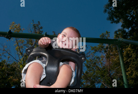Una 14-mese-vecchio maschio caucasico toddler giocando con acqua in JJ Byrne Park situato in Brookly, NY. Foto Stock