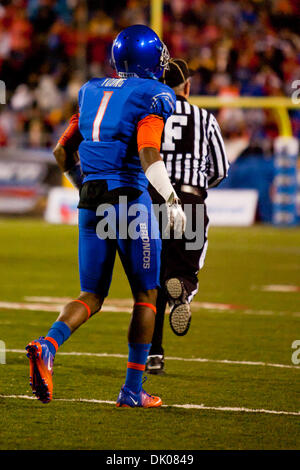 Dic. 22, 2010 - Las Vegas, Nevada, Stati Uniti - Boise State Broncos WR Tito Giovani (#1) controlla il quadro di valutazione per il replay durante la prima metà azione del 2010 MAACO ciotola Las Vegas al Sam Boyd Stadium di Las Vegas, Nevada. Il Boise State Broncos portano la Utah Utes 16 a 3 dopo la prima metà del gioco. (Credito Immagine: © Matt Gdowski/Southcreek globale/ZUMAPRESS.com) Foto Stock