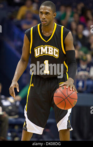 Dic. 22, 2010 - South Bend, Indiana, Stati Uniti - Maryland-Baltimore County guard Bakari Smith (#1) dribbling la sfera durante l'azione di pallacanestro del NCAA gioco tra Maryland-Baltimore County e la Cattedrale di Notre Dame. Il Notre Dame Fighting Irish sconfitto la contea Maryland-Baltimore Retrievers 93-53 in gioco a Purcell padiglione presso il centro di Joyce in South Bend, Indiana. (Credito Immagine: © Giovanni meri Foto Stock