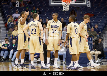 Dic. 22, 2010 - South Bend, Indiana, Stati Uniti - Notre Dame giocatori huddle durante l'azione di pallacanestro del NCAA gioco tra Maryland-Baltimore County e la Cattedrale di Notre Dame. Il Notre Dame Fighting Irish sconfitto la contea Maryland-Baltimore Retrievers 93-53 in gioco a Purcell padiglione presso il centro di Joyce in South Bend, Indiana. (Credito Immagine: © Giovanni Mersits/Southcreek globale/ZUMAPRESS.com) Foto Stock