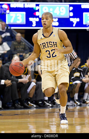 Dic. 22, 2010 - South Bend, Indiana, Stati Uniti - Notre Dame avanti Joey Brooks (#32) dribbling la sfera durante l'azione di pallacanestro del NCAA gioco tra Maryland-Baltimore County e la Cattedrale di Notre Dame. Il Notre Dame Fighting Irish sconfitto la contea Maryland-Baltimore Retrievers 93-53 in gioco a Purcell padiglione presso il centro di Joyce in South Bend, Indiana. (Credito Immagine: © Giovanni Mersits/Southcree Foto Stock