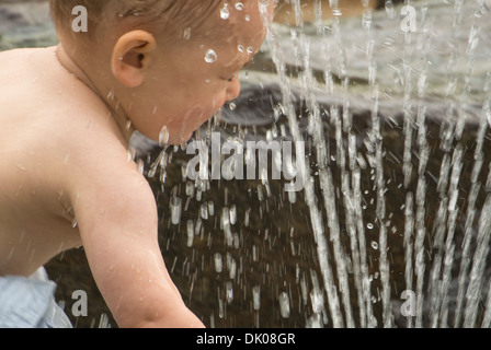 Una 14-mese-vecchio maschio caucasico toddler giocando con acqua in JJ Byrne Park situato in Brookly, NY. Foto Stock