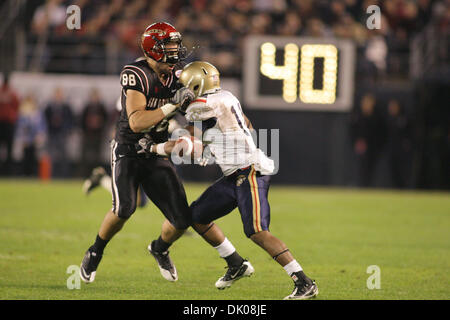 Dic. 23, 2010 - San Diego, California, Stati Uniti d'America - Aztechi Gavin Escobar (88) perde la palla dopo essere stato colpito da aspiranti guardiamarina Kwesi Mitchell (11)durante l'azione di gioco contro. San Diego State beat Navy 35-14 durante la ciotola Poinsettia Presso Qualcomm in San Diego CA (credito Immagine: © Nick Morris/Southcreek globale/ZUMAPRESS.com) Foto Stock