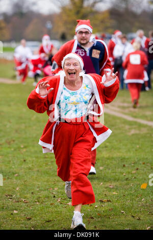 Per avviare l'avvento Natale stagione festiva, corridori di tutte le età partecipare all'annuale Santa 5km Fun Run in Bushy Park, Hampton, TW11 0EQ UK l'evento è quello di raccogliere fondi per la principessa Alice Ospizio. © David Gee/Alamy Foto Stock