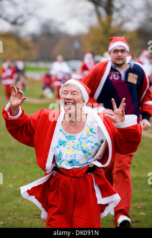 Per avviare l'avvento Natale stagione festiva, corridori di tutte le età partecipare all'annuale Santa 5km Fun Run in Bushy Park, Hampton, TW11 0EQ UK l'evento è quello di raccogliere fondi per la principessa Alice Ospizio. © David Gee/Alamy Foto Stock