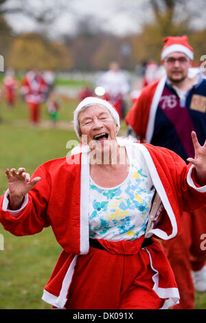 Per avviare l'avvento Natale stagione festiva, corridori di tutte le età partecipare all'annuale Santa 5km Fun Run in Bushy Park, Hampton, TW11 0EQ UK l'evento è quello di raccogliere fondi per la principessa Alice Ospizio. © David Gee/Alamy Foto Stock