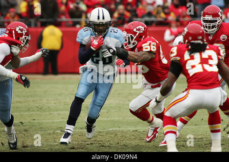 Dic. 26, 2010 - Kansas City, Missouri, Stati Uniti d'America - Tennessee Titans running back Chris Johnson (28) è portato verso il basso dal Kansas City Chiefs linebacker Derrick Johnson (56) durante la prima metà di azione. I capi stanno portando i titani 31-7 a tempo di emisaturazione nel gioco di Arrowhead Stadium. (Credito Immagine: © Jacob Paulsen Southcreek/Global/ZUMAPRESS.com) Foto Stock