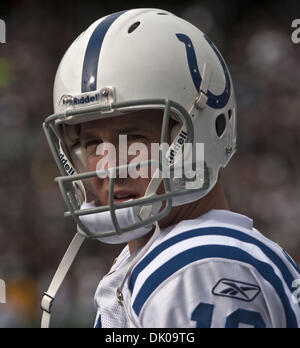 Dic. 26, 2010 - Oakland, CA, Stati Uniti d'America - Oakland Raiders vs Indianapolis Colts a Oakland-Alameda County Coliseum Domenica, 26 dicembre 2010. Indianapolis Colts quarterback Peyton Manning #18.Raiders allentati per Colts 26 a 31 (Credito Immagine: © Al Golub/ZUMAPRESS.com) Foto Stock