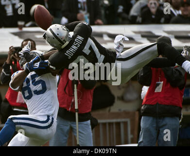 Dic. 26, 2010 - Oakland, CA, Stati Uniti d'America - Oakland Raiders vs Indianapolis Colts a Oakland-Alameda County Coliseum Domenica, 26 dicembre 2010. Oakland Raiders cornerback Chris Johnson #37 blocchi passano da Indianapolis Colts wide receiver Pierre Garcon #85.Raiders allentati per Colts 26 a 31 (Credito Immagine: © Al Golub/ZUMAPRESS.com) Foto Stock