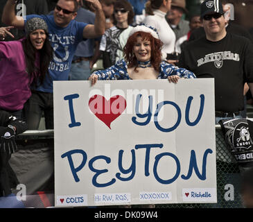 Dic. 26, 2010 - Oakland, CA, Stati Uniti d'America - Oakland Raiders vs Indianapolis Colts a Oakland-Alameda County Coliseum Domenica, 26 dicembre 2010. Colts fans visualizza fino a mostrare il loro amore per Indianapolis Colts quarterback Peyton Manning n. 18.Raiders allentati per Colts 26 a 31 (Credito Immagine: © Al Golub/ZUMAPRESS.com) Foto Stock