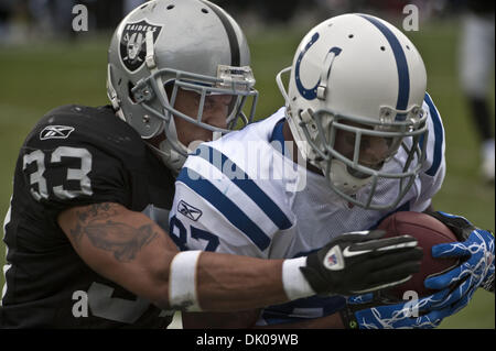 Dic. 26, 2010 - Oakland, CA, Stati Uniti d'America - Oakland Raiders vs Indianapolis Colts a Oakland-Alameda County Coliseum Domenica, 26 dicembre 2010. Oakland Raiders sicurezza ramo Tyvon #33 affronta Indianapolis Colts wide receiver Reggie Wayne #87 dopo che egli le catture pass..Raiders allentati per Colts 26 a 31 (Credito Immagine: © Al Golub/ZUMAPRESS.com) Foto Stock