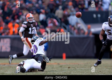 Dic. 26, 2010 - Cleveland, Ohio, Stati Uniti d'America - Baltimore Ravens libero di sicurezza ed Reed (20) tentativi a laterale del calcio come egli è affrontata da Cleveland Browns wide receiver Chansi Stuckey (83) durante il quarto trimestre. Il Baltimore Ravens sconfitto i Cleveland Browns 20-10 di conquistare un posto di spareggio in gioco giocato al Cleveland Browns Stadium di Cleveland OH Foto Stock