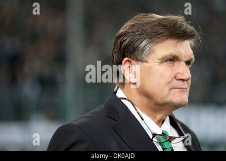 Moenchengladbach, Germania. 01 Dic, 2013. Moenchengladbach dell ex allenatore Hans Meyer prima della Bundesliga soccer match Borussia Moenchengladbach vs SC Freiburg a Borussia-Park in Moenchengladbach. Credito: dpa picture alliance/Alamy Live News Foto Stock