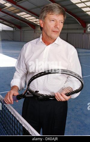 (FILE) Il file foto datata 12 maggio 1998 mostra Peter Graf, padre del ben noto giocatore di tennis Steffi Graf, comporta per i fotografi per la prima volta dopo la sua reclusione nel reparto fitness del centro sportivo Sinzheim, Germania. Peter Graf morì come la famiglia ha annunciato il 01 dicembre 2013. Credito: dpa picture alliance/Alamy Live News Foto Stock