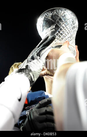 Dic. 27, 2010 - Shreveport, Louisiana, Stati Uniti - Air Force giocatori alzare il trofeo del campionato come la Air Force Falcons sconfiggere la Georgia Tech giacche gialle 14-7 al 2010 Advocare V100 Indipendenza coppa a Independence Stadium di Shreveport, Louisiana. (Credito Immagine: © Steven Leija/Southcreek globale/ZUMAPRESS.com) Foto Stock