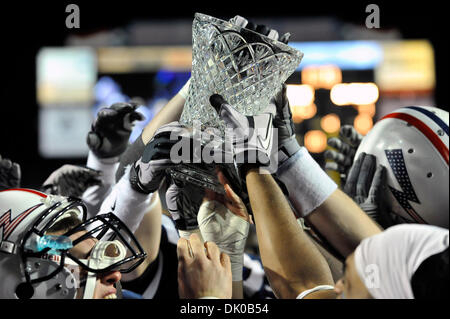 Dic. 27, 2010 - Shreveport, Louisiana, Stati Uniti - Air Force giocatori alzare il trofeo del campionato come la Air Force Falcons sconfiggere la Georgia Tech giacche gialle 14-7 al 2010 Advocare V100 Indipendenza coppa a Independence Stadium di Shreveport, Louisiana. (Credito Immagine: © Steven Leija/Southcreek globale/ZUMAPRESS.com) Foto Stock